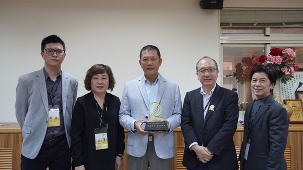 二代大學校長李紹唐(前排左四)與弘陽食品董事長謝奇峯(前排中)合影。