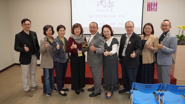 二代大學與宥盛科技董事長夫婦(中、右四)合影。