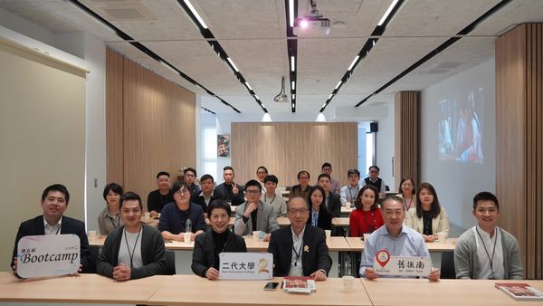 學員參訪舊振南漢餅文化館與董事長李雄慶(右二)及團隊交流企業經營心法。