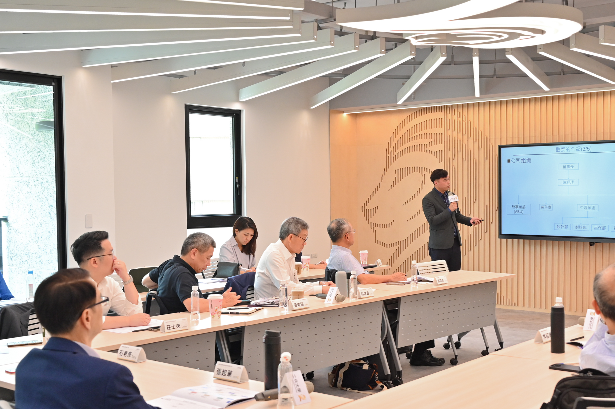 業師張起華(左一)與輔導企業學員在二代大學私人董事會交流。