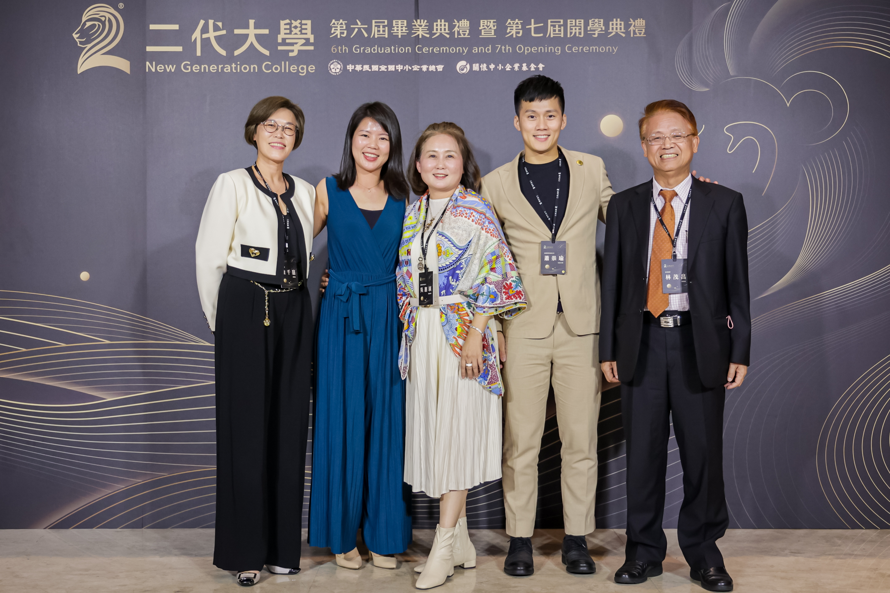 詠糧實業副總吳惠瑛（中）及學員蕭于婷（左二）、蕭崇瑜（左四）與輔導業師詹千慧（左一）、林茂昌（右一）